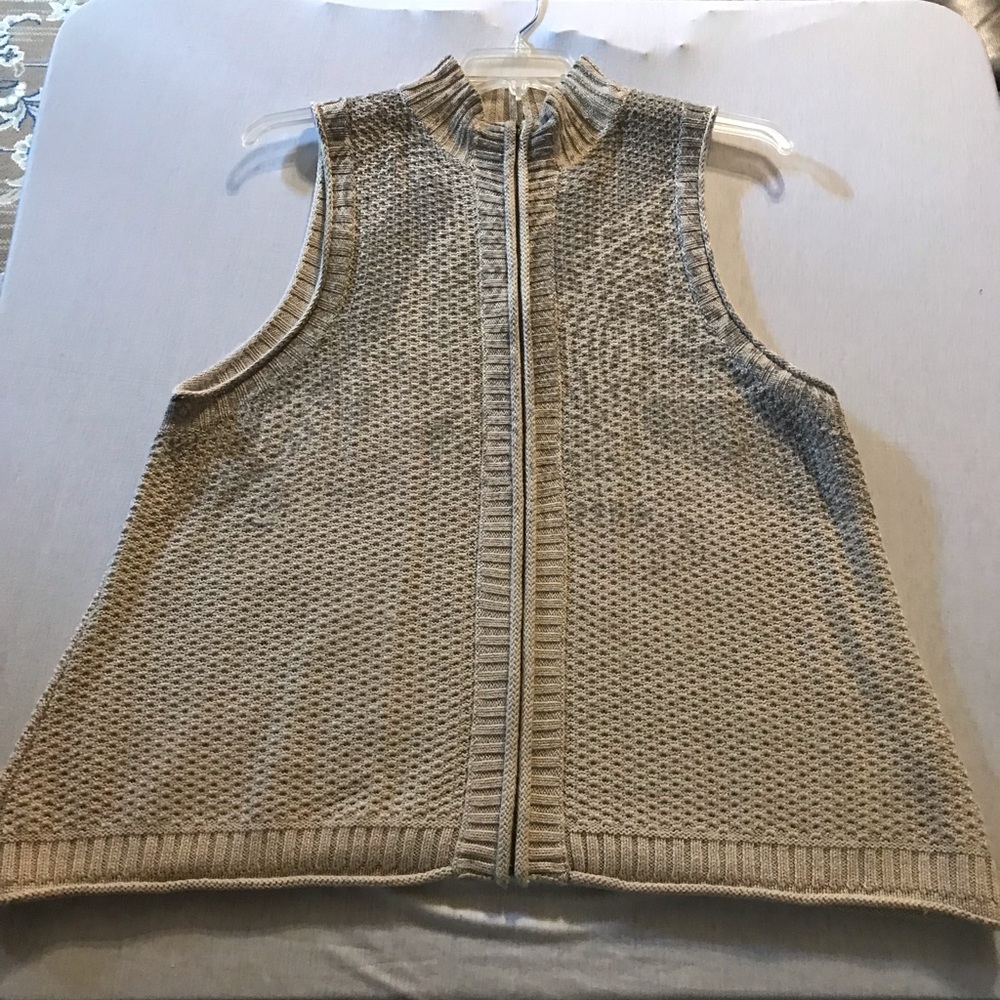 Coldwater Creek knit vest size 2x neutral tones. Paisley design front and back.